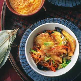 Gebratener Tofu mit Reisnudeln Gebratener Tofu mit Reisnudeln