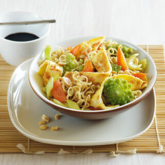 Gebratene Nudeln mit Omelettstreifen Gebratene Nudeln mit Omelettstreifen