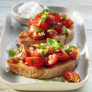 Bruschette mit Kirschtomaten und Basilikum Bruschette mit Kirschtomaten und Basilikum