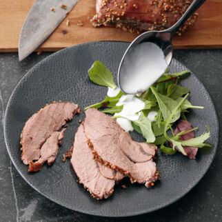 Kalbshüfte vom Zedernholzbrett Kalbshüfte vom Zedernholzbrett