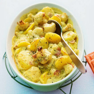Ein Blumenkohlauflauf mit Kartoffeln in einer Auflaufform. Blumenkohlauflauf mit Kartoffeln