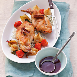 Kaninchenkeulen mit Zwiebeln, Tomaten und Zimt Kaninchenkeulen mit Zwiebeln, Tomaten und Zimt