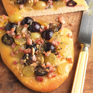 Fladenbrot mit Trauben, Speck und Rosmarin Fladenbrot mit Trauben, Speck und Rosmarin
