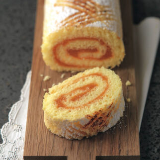 Biskuitroulade mit Marillenfüllung Biskuitroulade mit Marillenfüllung