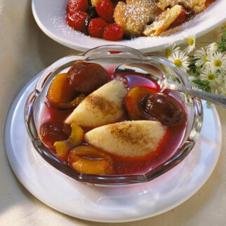 Grießflammeri mit Pflaumenkompott Grießflammeri mit Pflaumenkompott