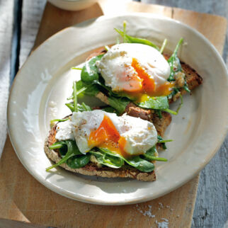 Pochierte Eier auf Senfspinat Pochierte Eier auf Senfspinat