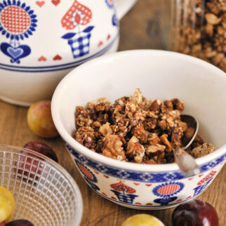 BaNuSchoKo-Granola mit Bananen, Nüssen, Schokolade und Kokos BaNuSchoKo-Granola mit Bananen, Nüssen, Schokolade und Kokos
