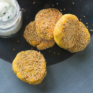 Kichererbsentaler mit Joghurtdip Kichererbsentaler mit Joghurtdip