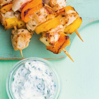 Hähnchenspieße mit Kräuterdip Hähnchenspieße mit Kräuterdip
