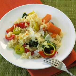 Risotto mit Paprikaschoten, Möhren, Brokkoli, Lauch und Erbsen. Buntes Gemüse Risotto