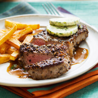 Pfeffersteak mit Kräuterbutter Pfeffersteak mit Kräuterbutter