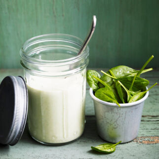 Blumenkohlsuppe mit jungem Spinat Blumenkohlsuppe mit jungem Spinat