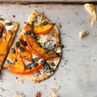 Flammkuchen mit Kürbis und Roquefort Flammkuchen mit Kürbis und Roquefort