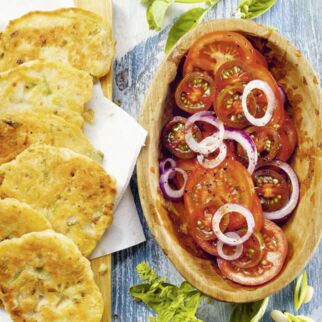Lauch-Bohnen-Puffer mit Tomatensalat Lauch-Bohnen-Puffer mit Tomatensalat
