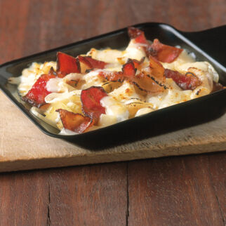 Zwiebeln mit Speck-Käse-Haube Zwiebeln mit Speck-Käse-Haube