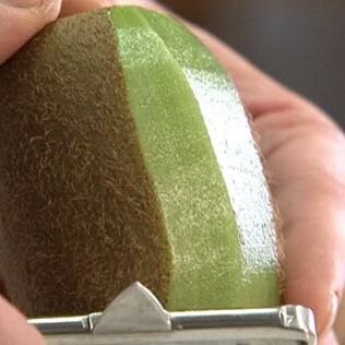 Kiwi schälen und schneiden Kiwi schälen und schneiden