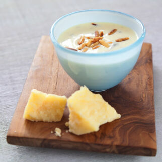 Leichte Käsesauce mit Pinienkernen Leichte Käsesauce mit Pinienkernen