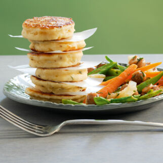 Quarkpflänzchen mit Gemüsesalat Quarkpflänzchen mit Gemüsesalat