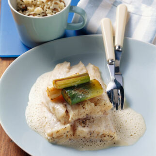 Gedämpfter Heilbutt mit schwarzem Tee und gebratenem Lauch Gedämpfter Heilbutt mit schwarzem Tee und gebratenem Lauch