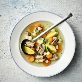 Wilde Rippchensuppe mit Grießnockerl Wilde Rippchensuppe mit Grießnockerl