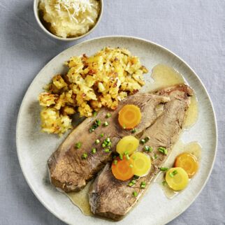 Tafelspitz mit Rösterdäpfeln und Opflkren Tafelspitz mit Rösterdäpfeln und Opflkren