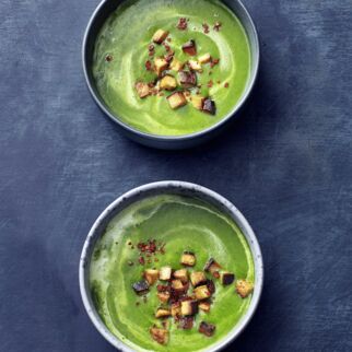 Mangoldsuppe mit Räuchertofu-Crôutons Mangoldsuppe mit Räuchertofu-Crôutons