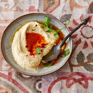 Schale mit Hummus mit roter Butter - Hummus Grundrezept Hummus-Grundrezept