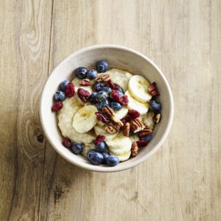 Hirse-Porridge mit Pekannüssen Hirse-Porridge mit Pekannüssen
