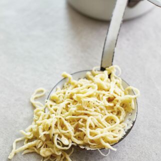 Handgeschabte Spätzle auf Schaumkelle Handgeschabte Spätzle