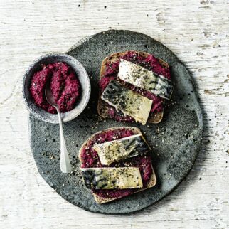 Stulle mit Rote-Bete-Aufstrich und Makrele Stulle mit Rote-Bete-Aufstrich und Makrele