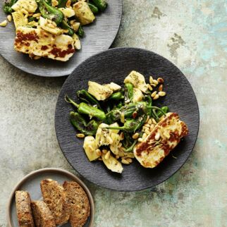 Bratpaprika-Salat mit Artischocken und Halloumi Bratpaprika-Salat mit Artischocken und Halloumi