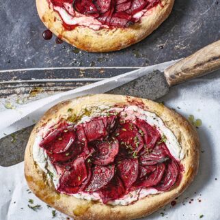 Rote-Bete-Pinsa mit Ziegenkäse Rote-Bete-Pinsa mit Ziegenkäse
