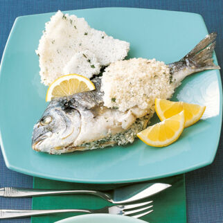 Gefüllte Fische in der Kräuter-Salz-Kruste Gefüllte Fische in der Kräuter-Salz-Kruste