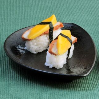 Nigiri-Sushi mit Tandoori-Huhn Nigiri-Sushi mit Tandoori-Huhn