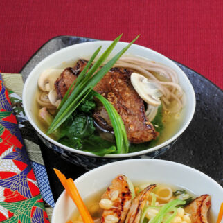 Rindfleischsuppe mit Soba-Nudeln Rindfleischsuppe mit Soba-Nudeln
