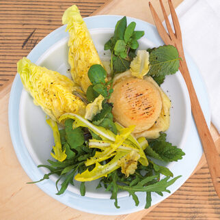 Blattsalate mit gebackenem Ziegenkäse Blattsalate mit gebackenem Ziegenkäse
