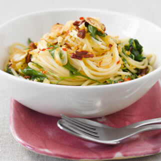 Rucolanudeln mit Chilibröseln Rucolanudeln mit Chilibröseln