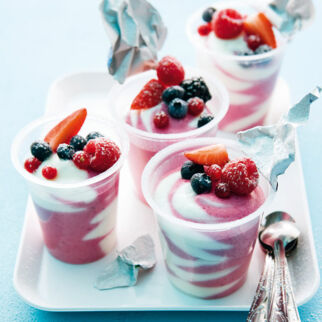 Joghurt-Mousse mit Buntem Beeren-Mix Joghurt-Mousse mit Buntem Beeren-Mix