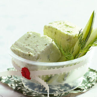 Gurken-Joghurt-Eis mit Sesamsaat Gurken-Joghurt-Eis mit Sesamsaat