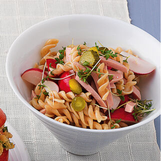 Nudelsalat mit Lyoner, Radieschen und Gurken Nudelsalat mit Lyoner, Radieschen und Gurken