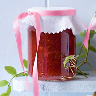 Erdbeerkonfitüre mit Akazienblüten Erdbeerkonfitüre mit Akazienblüten