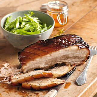 Schweinebauch mit Honigglasur auf grünen Bohnen Schweinebauch mit Honigglasur auf grünen Bohnen