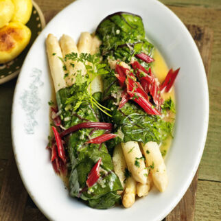 Spargel im roten Mangoldblatt Spargel im roten Mangoldblatt