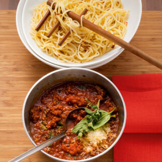Sauce bolognese mit Oregano zu Butternudeln Sauce bolognese mit Oregano zu Butternudeln