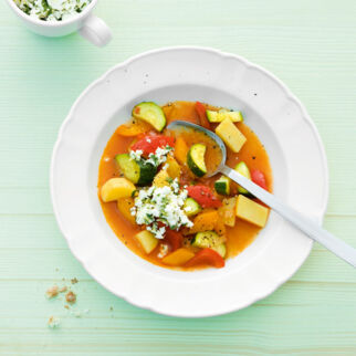 Sommereintopf mit Schafskäse-Gremolata Sommereintopf mit Schafskäse-Gremolata