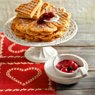 Lebkuchenwaffeln mit heißen Gewürzkirschen Lebkuchenwaffeln mit heißen Gewürzkirschen