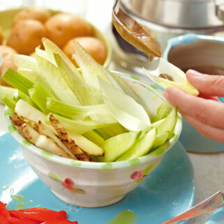 Gemüse der Saison mit warmer Sardellen-Knoblauch-Sauce Gemüse der Saison mit warmer Sardellen-Knoblauch-Sauce