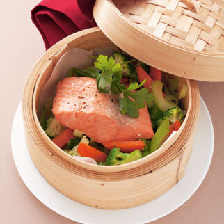 Gedämpfter Lachs auf Gemüse Gedämpfter Lachs auf Gemüse