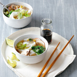 Vietnamesische Nudelsuppe Vietnamesische Nudelsuppe