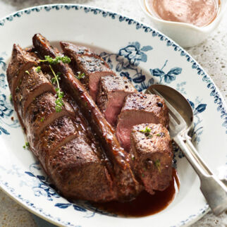 Gebratener Rehrücken auf einer Servierplatte angerichtet. Gebratener Rehrücken